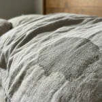 Tapa nukkua märillä hiuksilla tuhoaa hiljaa päänahan mikrobiomin tapa-nukkua-marilla-hiuksilla-tuhoaa-hiljaa-paanahan-mikrobiomin.webp.webp